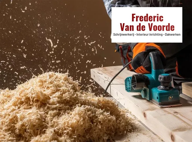Handen met werkhandschoen die met een schaafmachine over een balk gaan, met opspringende houtkrullen