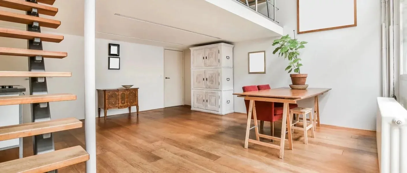 Eetruimte met een lange tafel op een houten plankenvloer