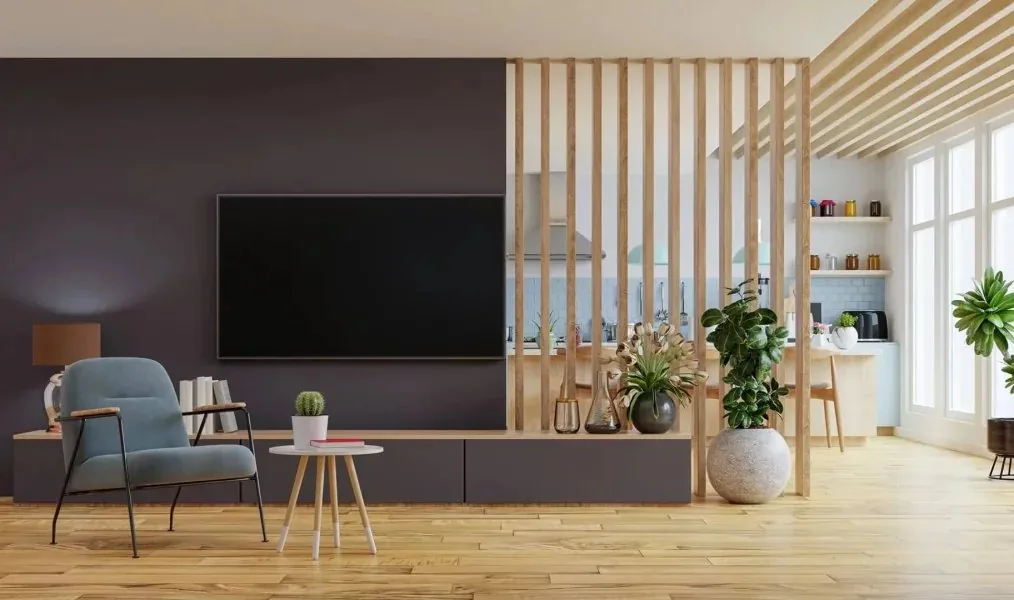 Woonkamer met een maatwerkkast en een scheidingswand van verticale houten latten