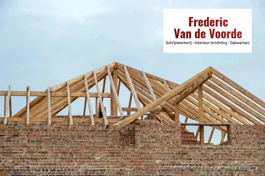 Nieuw houten dakgebint dat op de bestaande bakstenen muren van een woning staat